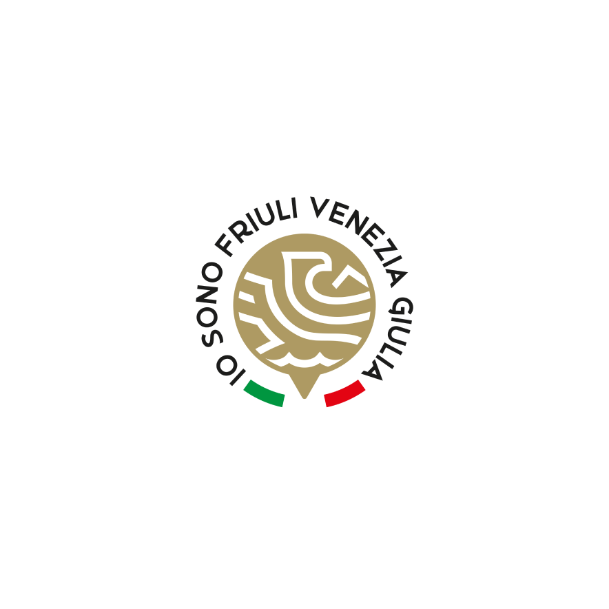 Il logo di "Io Sono Friuli Venezia Giulia" presenta un emblema dorato stilizzato con segni astratti. Il testo circostante recita "Io Sono Friuli Venezia Giulia". Una piccola bandiera italiana è in basso, con segmenti verdi, bianchi e rossi.