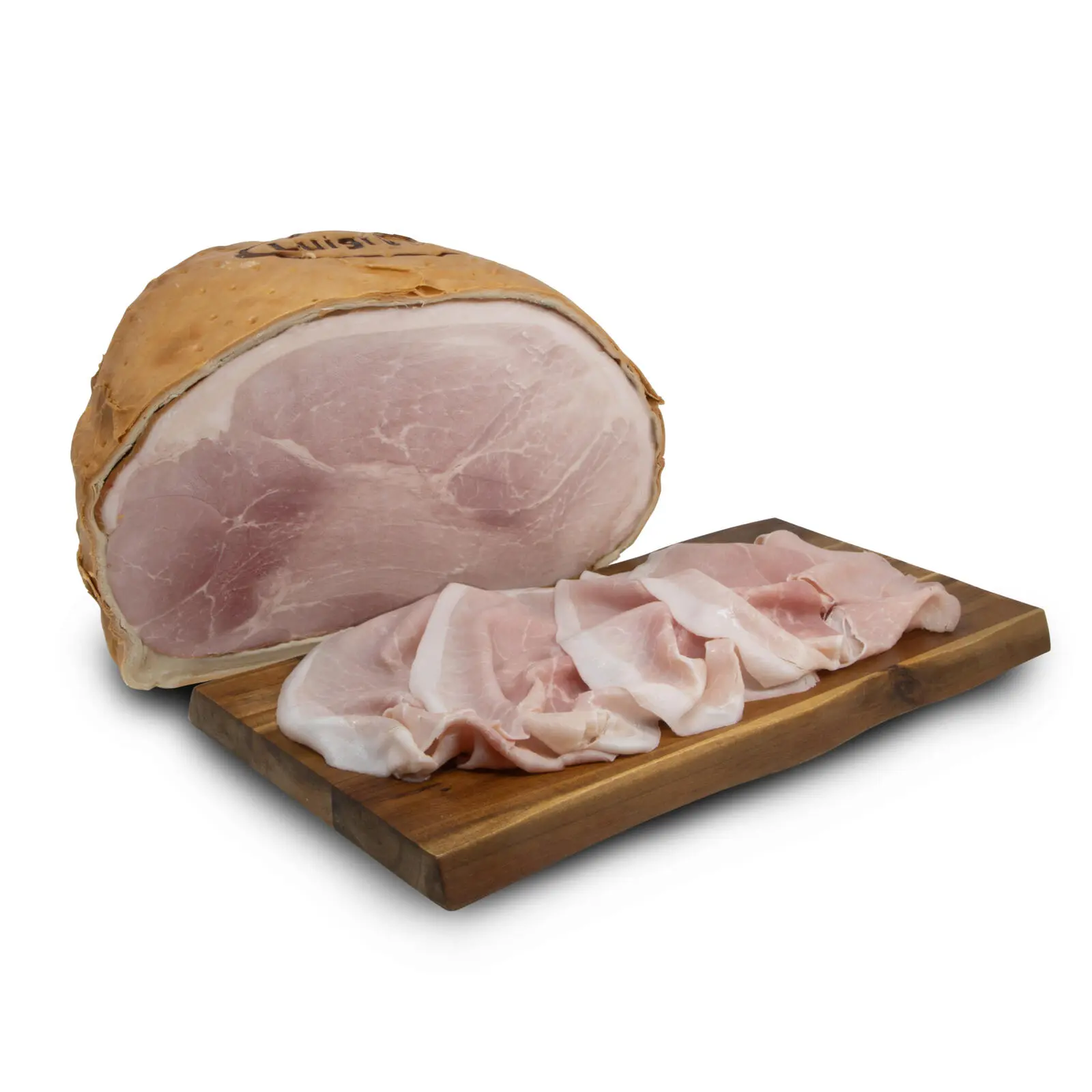 Una grande porzione di prosciutto stagionato è appoggiata su un tagliere con diverse fette sottili disposte accanto. Il prosciutto ha un colore rosa chiaro con una consistenza liscia, esposto su una superficie di legno.