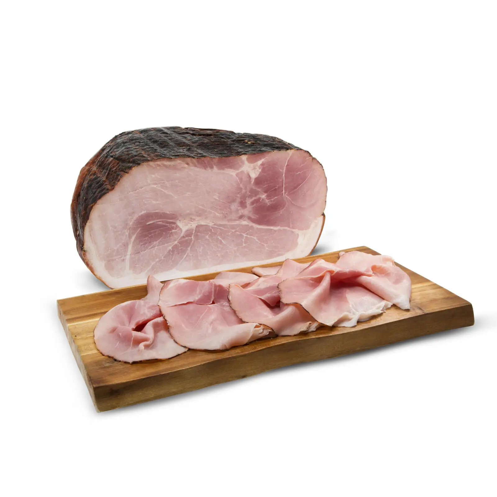 Un tagliere di legno con diverse fette di prosciutto in primo piano e una grande porzione di prosciutto non affettata dietro, con strati marmorizzati rosa e bianchi, su uno sfondo bianco.