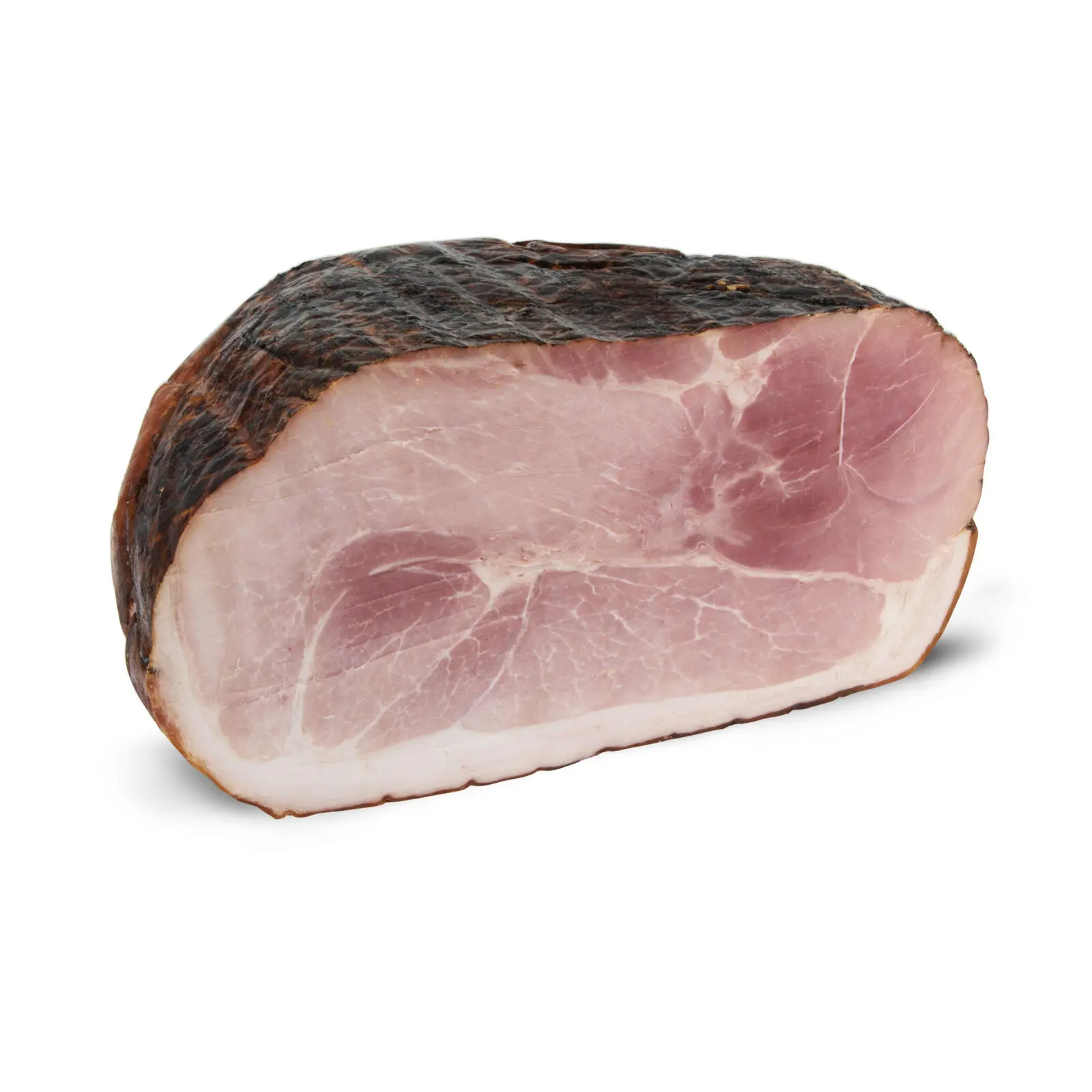Un pezzo di prosciutto cotto con lo strato esterno dorato viene tagliato in modo da mostrare l'interno marmorizzato rosa e bianco, su uno sfondo bianco.