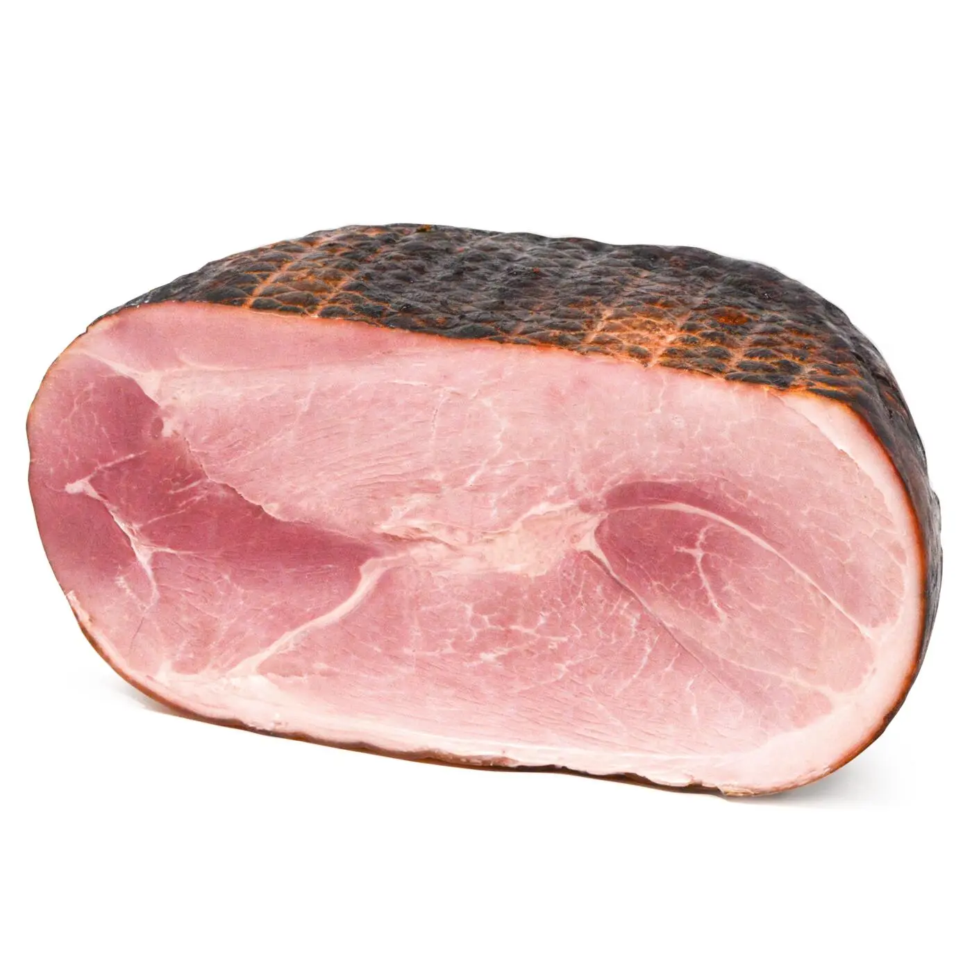 Un pezzo di prosciutto affettato con una crosta esterna scura e strutturata e un interno rosa chiaro, con venature marmoree su tutta la superficie.