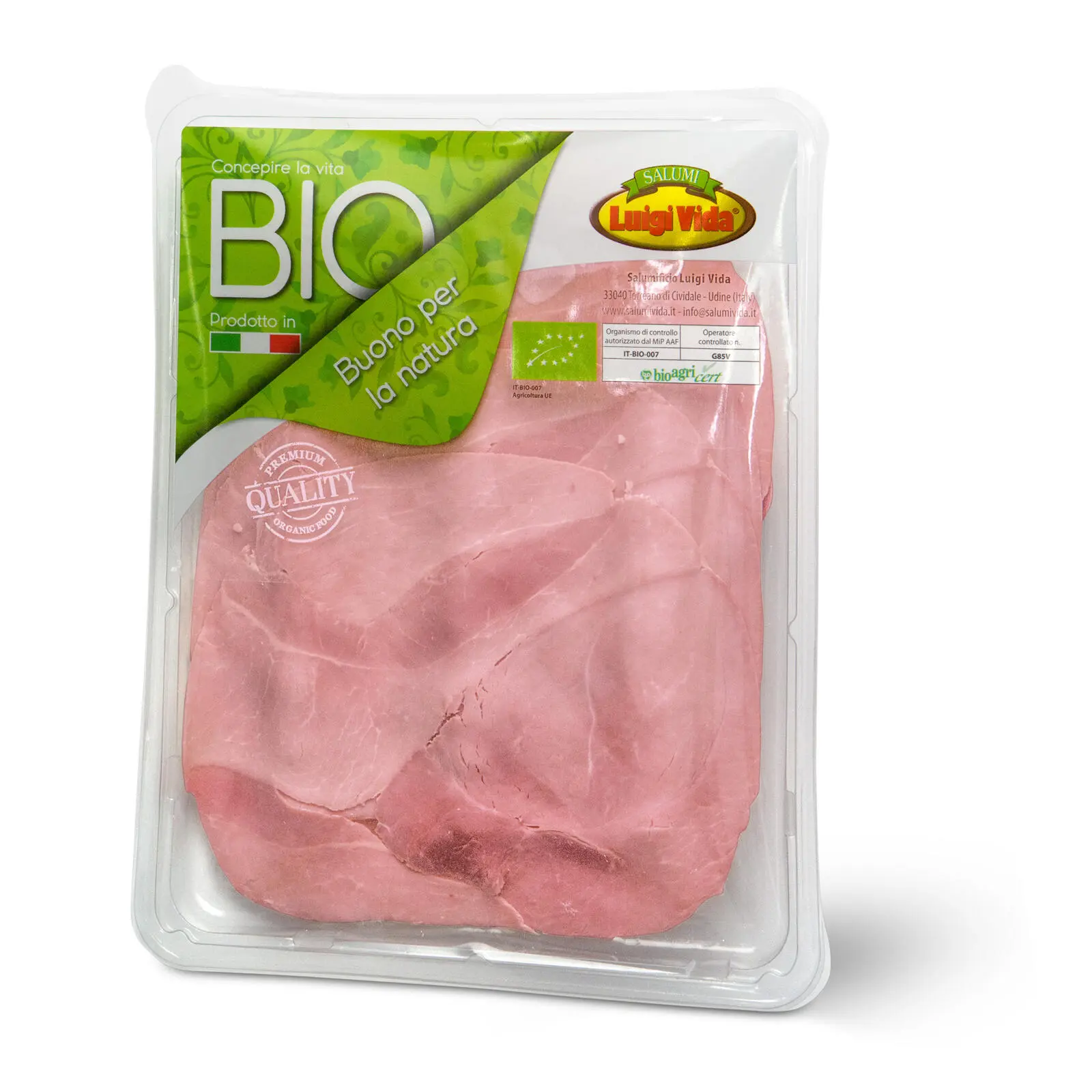 Una confezione sottovuoto di prosciutto biologico affettato con etichetta verde. È esposto il nome del marchio e c'è un timbro di "qualità certificata". La confezione evidenzia "BIO" e "buono per la natura" in italiano, ovvero "buono per la natura".