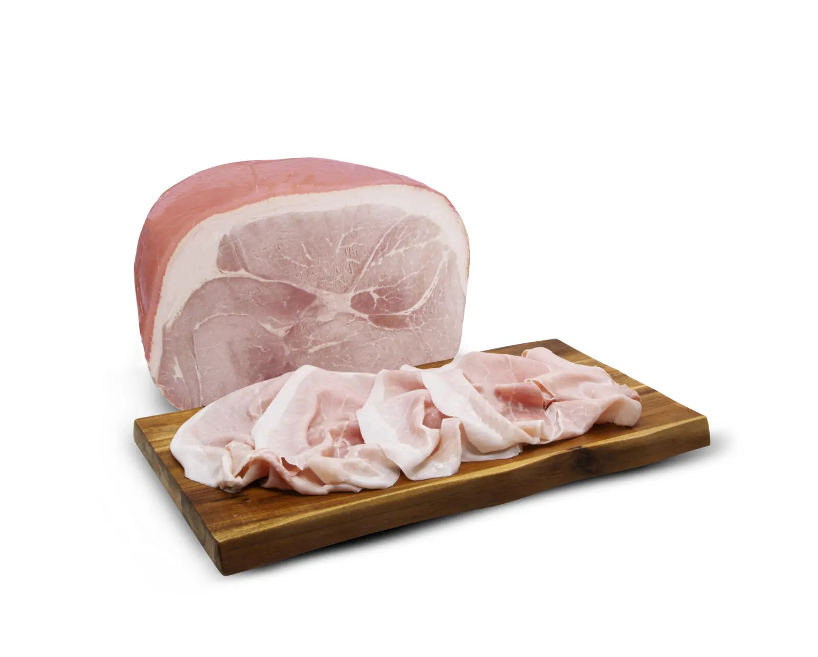 Un grande blocco di prosciutto è posto su una tavola di legno dietro diverse fette di prosciutto, disposte ordinatamente. Il prosciutto ha un colore rosato con venature bianche, che ne mettono in mostra la consistenza. La tavola è posta su uno sfondo bianco semplice.