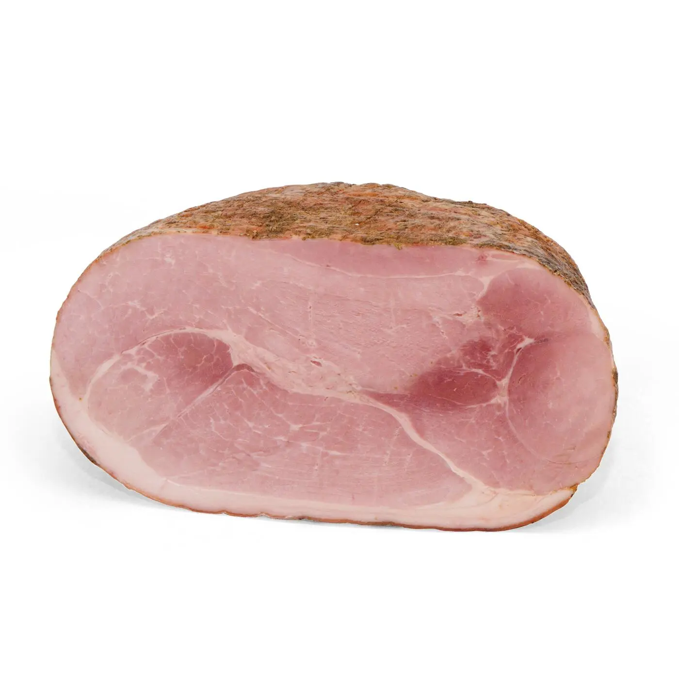 Un grande pezzo di prosciutto stagionato affettato è adagiato su uno sfondo bianco, mettendo in mostra il suo interno rosa marmorizzato e la crosta esterna marrone.
