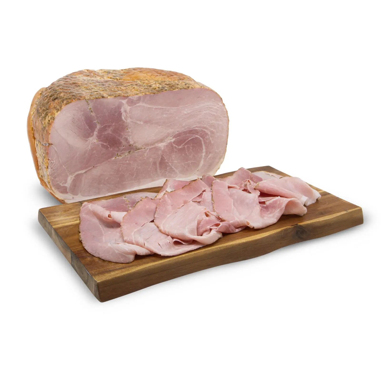 Un tagliere di legno con un pezzo di prosciutto e diverse fette disposte di fronte. Il prosciutto ha una crosta esterna dorata e le fette sono rosa e traslucide. Il tagliere è posto su uno sfondo bianco.