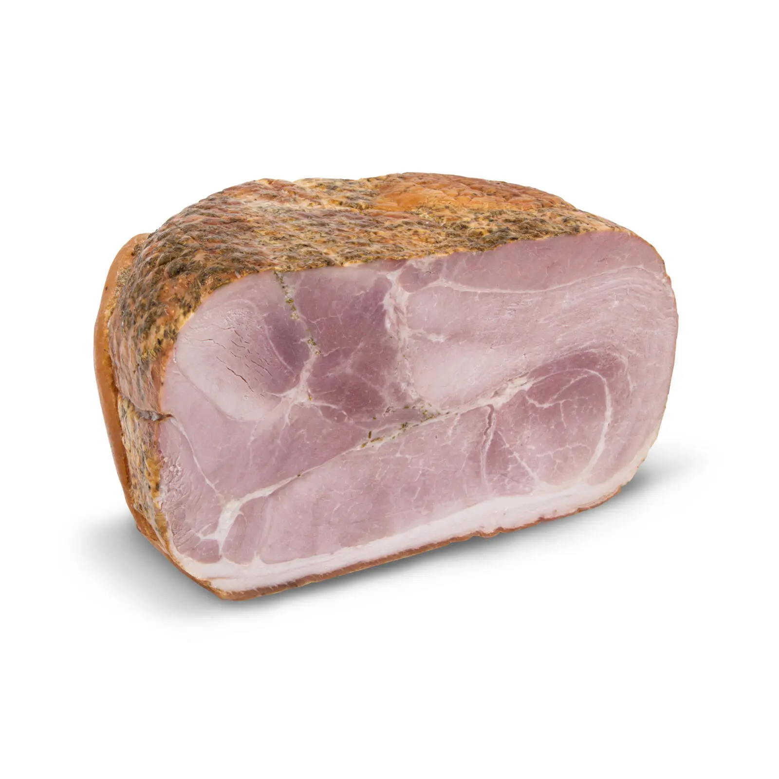Una spessa fetta di prosciutto stagionato su uno sfondo bianco, che mette in mostra l'interno rosato e la crosta dorata e strutturata.