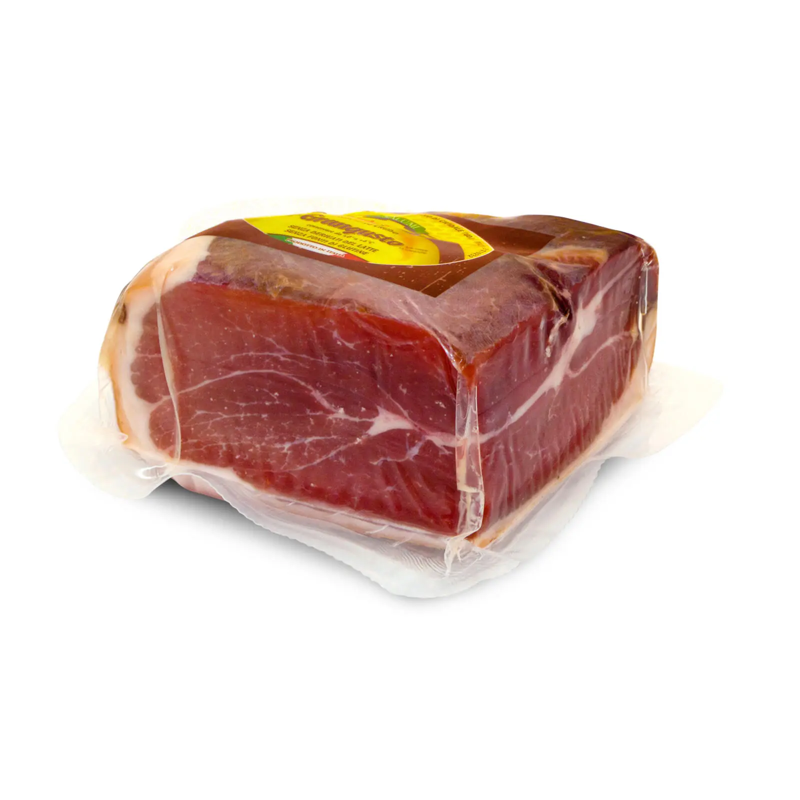 Una confezione sottovuoto di carne stagionata, possibilmente prosciutto, con un'etichetta in cima. La confezione è trasparente, rivelando il colore rosso scuro intenso e la consistenza marmorizzata della carne all'interno.