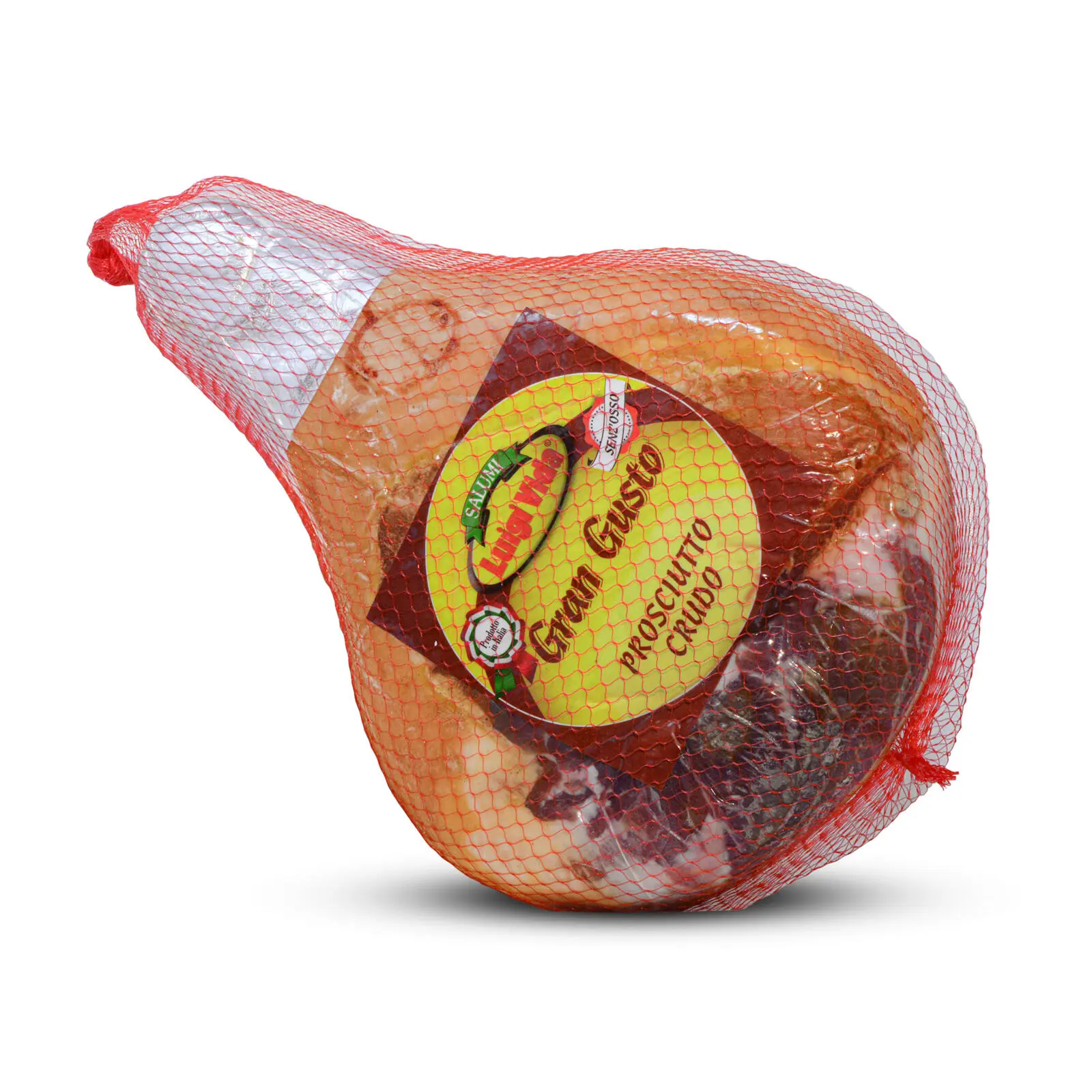 Un grande pezzo di prosciutto crudo avvolto in una rete rossa, con un'etichetta gialla e marrone con la scritta "Gran Gusto". L'etichetta presenta le immagini di un maiale e di una catena montuosa. La carne ha un aspetto ricco e marmorizzato.