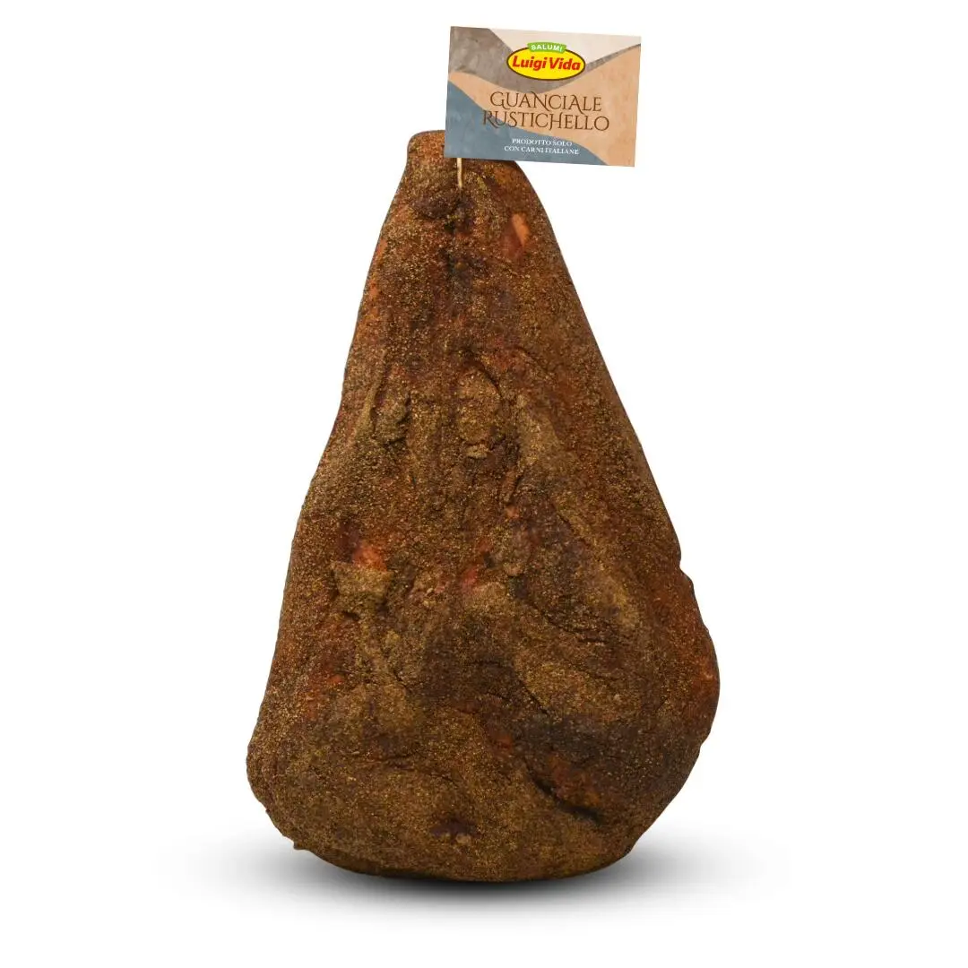 Un intero pezzo di guanciale stagionato, con una piccola etichetta del prodotto attaccata sulla parte superiore, presenta una consistenza rustica e un intenso colore marrone.