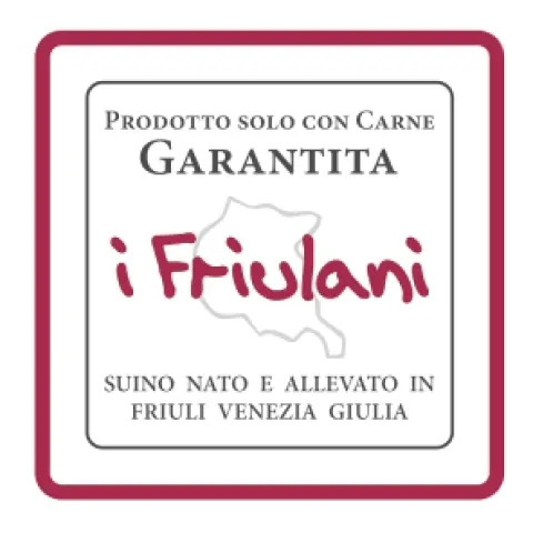 Etichetta con il testo "Prodotto solo con Carne Garantita i Friulani", con un contorno di una regione all'interno del testo. Menziona la provenienza della carne come Friuli Venezia Giulia. Il testo è circondato da un bordo rosso e nero.