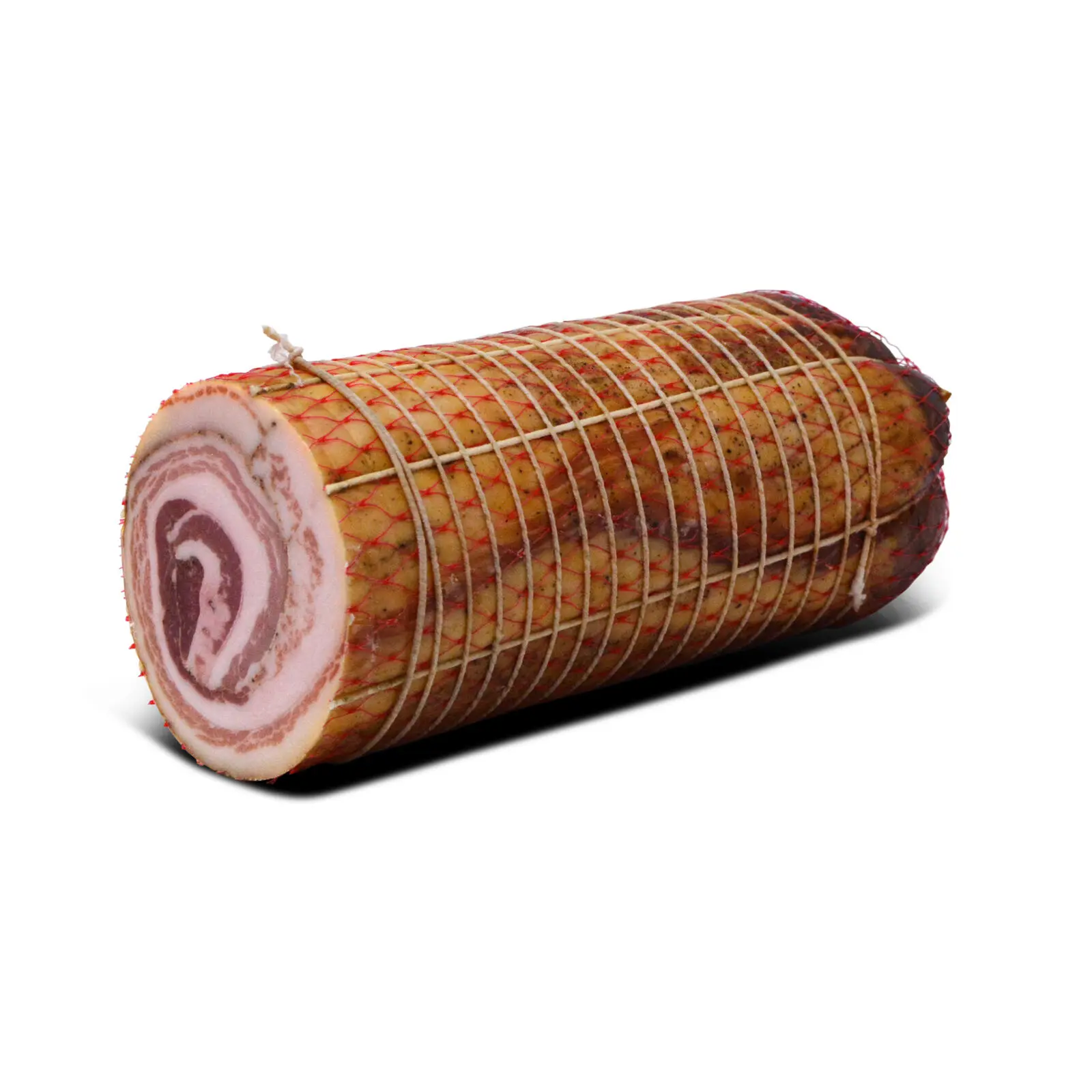 Un pezzo arrotolato di pancetta stagionata, strettamente legato con lo spago. La sezione trasversale rivela motivi vorticosi di grasso e carne. La superficie esterna appare stagionata e dorata.