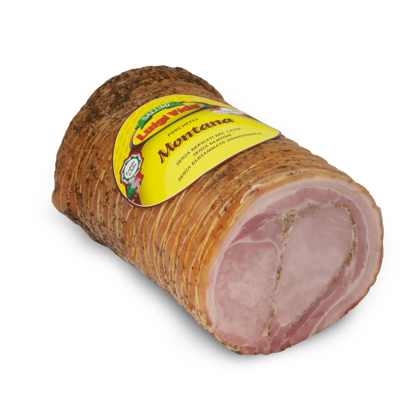 Primo piano di una fetta cilindrica di porchetta stagionata, con una crosta marrone e un interno rosa, avvolta in un'etichetta gialla decorata con una grafica colorata e un logo.