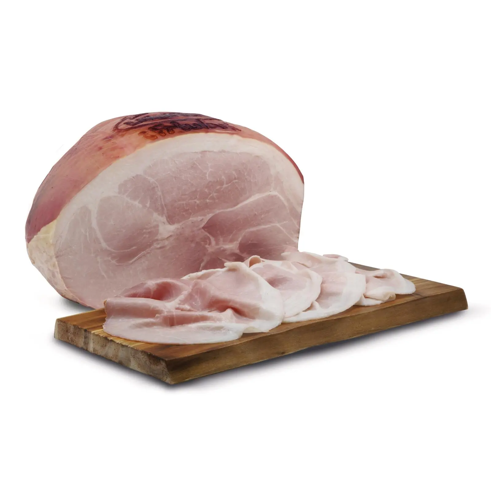 Un grande pezzo di prosciutto insieme a diverse fette è esposto su un tagliere di legno contro uno sfondo bianco semplice. Il prosciutto è rosa con uno strato di grasso sul bordo.