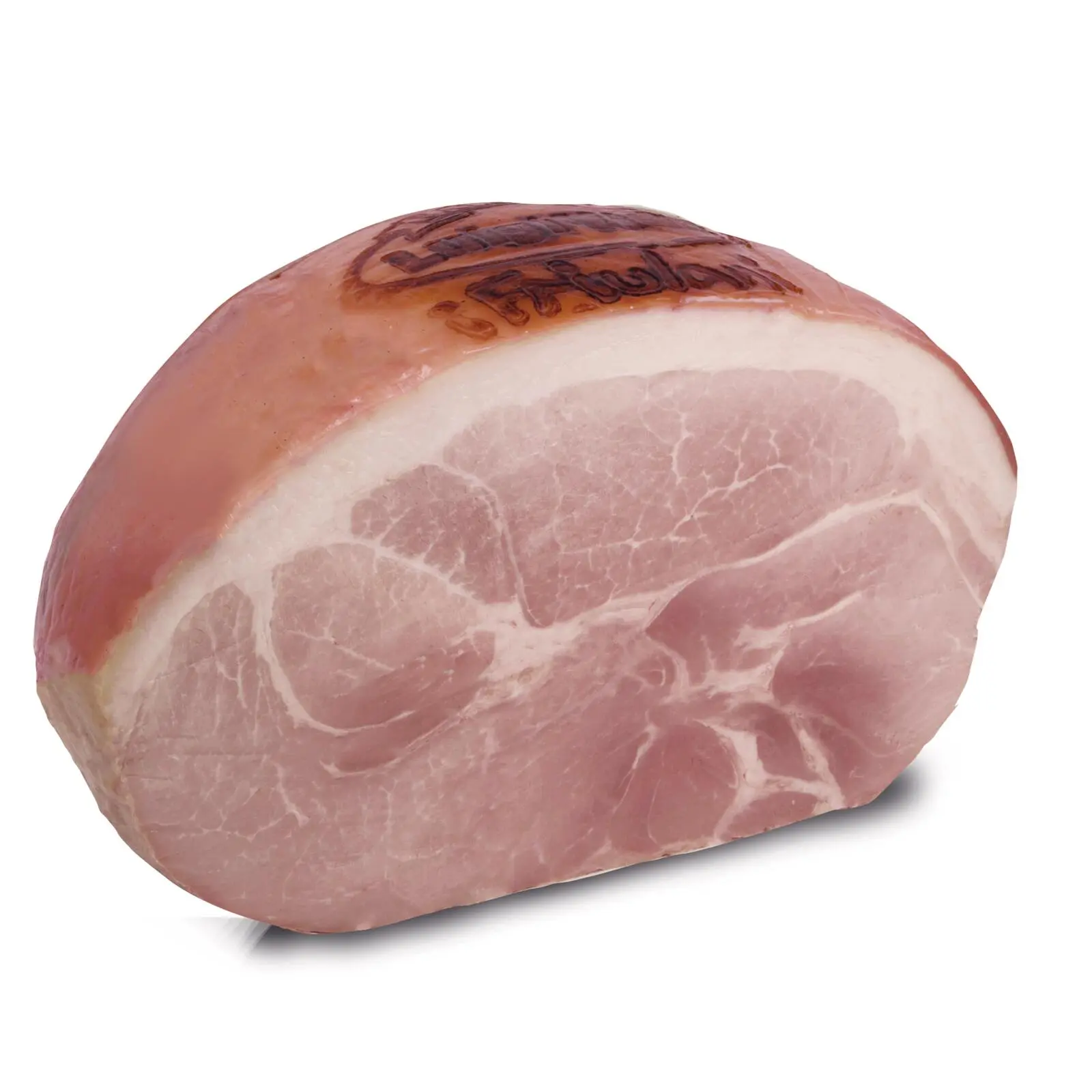 Un grande pezzo di prosciutto affettato con un interno liscio e rosa e uno strato di grasso pallido lungo la parte superiore. La pelle esterna appare leggermente dorata con del testo impresso su di essa. Il prosciutto è posto su una superficie bianca.