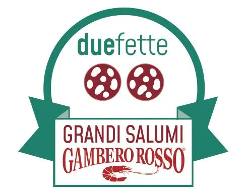 Logo con due fette di salame sopra il testo "due fette". Sotto, un nastro mostra "GRANDI SALUMI" e "GAMBERO ROSSO" con un'illustrazione di gambero rosso. Il design è in verde e rosso.