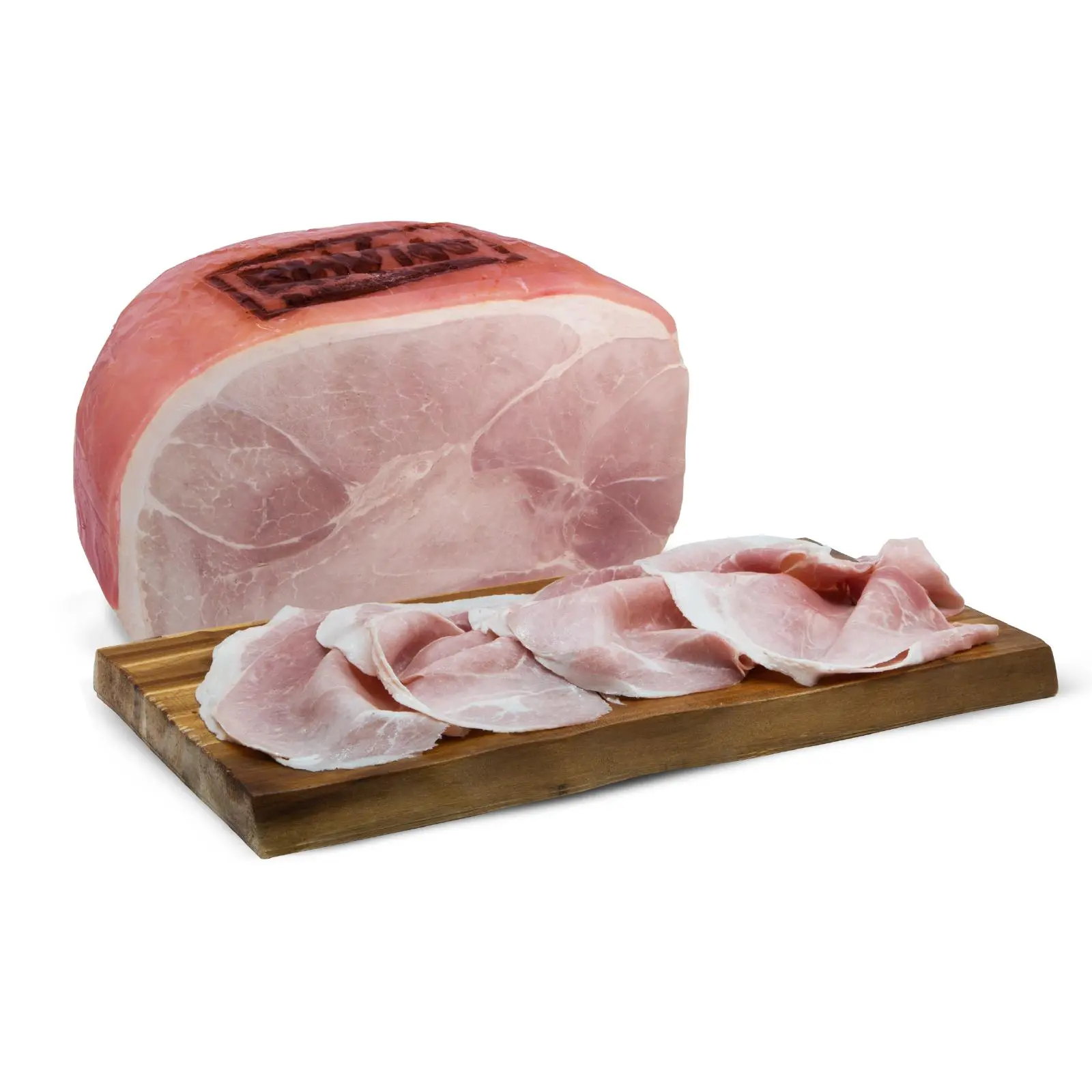 Prosciutto cotto biologico intero e affettato su un tagliere di legno. Il pezzo intero è un grande taglio rosa di carne stagionata con grasso marmorizzato, mentre la porzione affettata è composta da diversi pezzi sottili e sovrapposti.