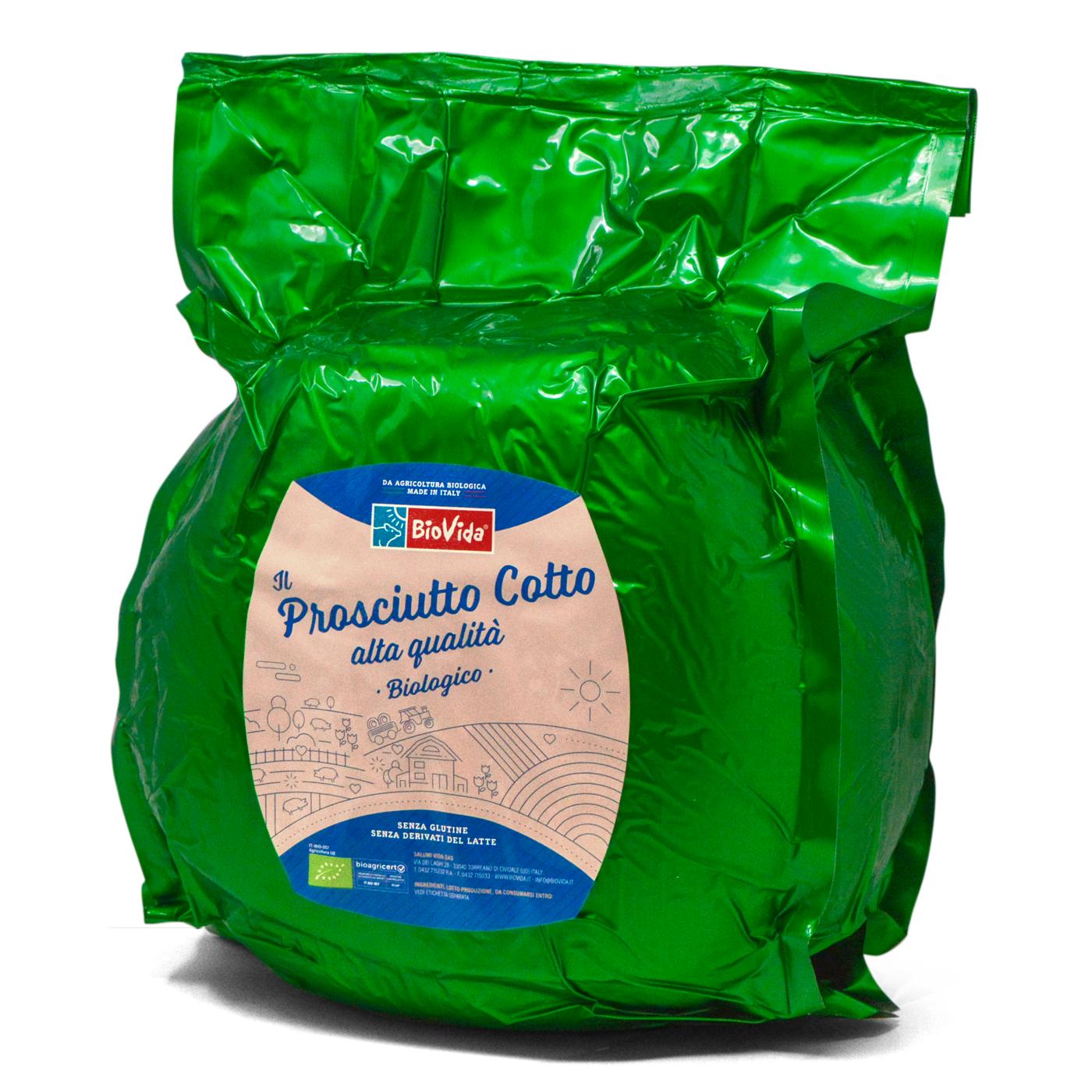 Una confezione di alluminio verde brillante recante l'etichetta "Il Prosciutto Cotto alta qualità Biologico" presenta una grande etichetta circolare con illustrazioni stilizzate di sole, colline ed edifici, che ne sottolineano il contenuto di prosciutto cotto biologico affettato di alta qualità e biologico.