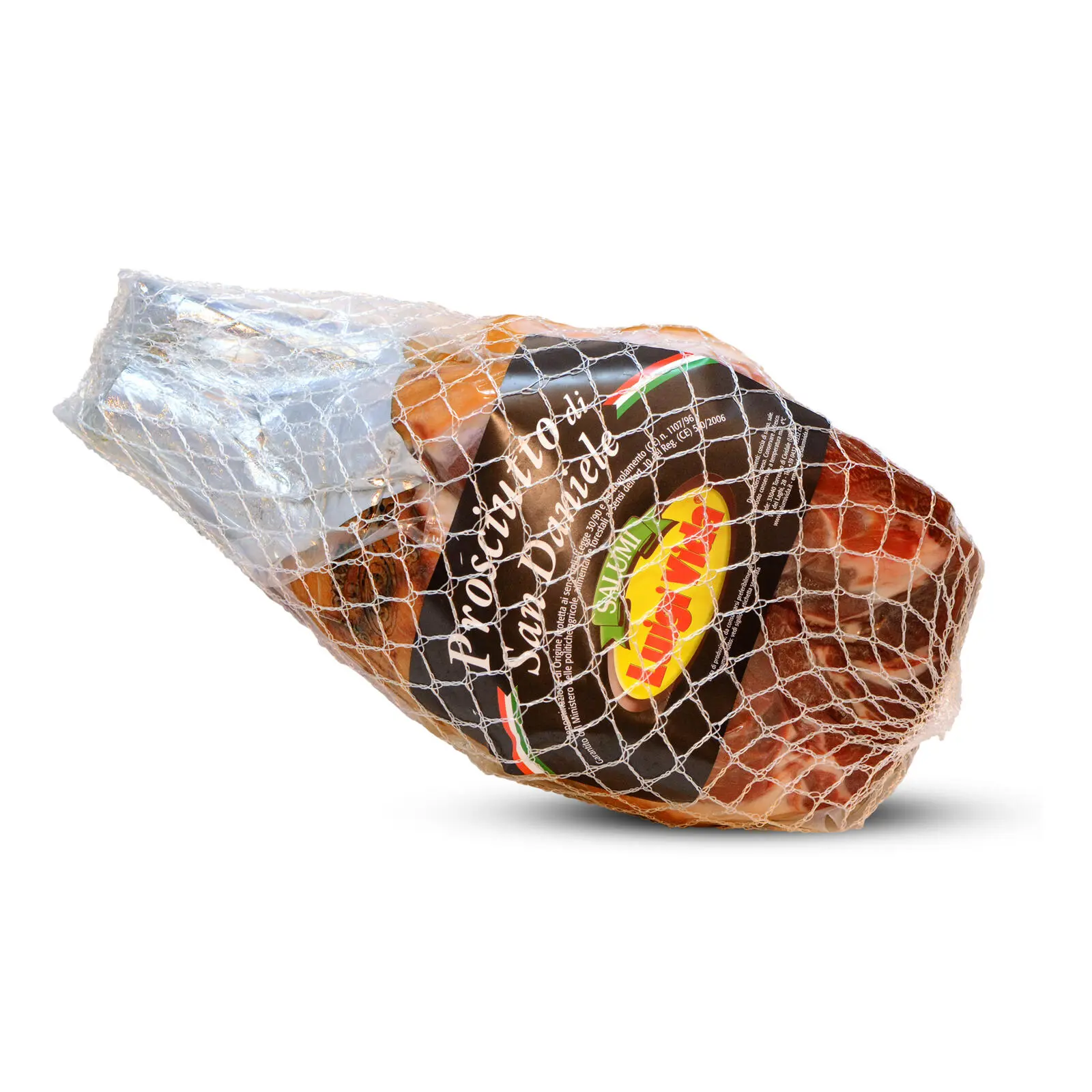 Un intero prosciutto avvolto in una rete con un'etichetta del prodotto che mostra un testo parzialmente visibile, disegnata con strisce che ricordano la bandiera italiana. L'etichetta presenta colori rosso e oro con testo aggiuntivo in bianco.