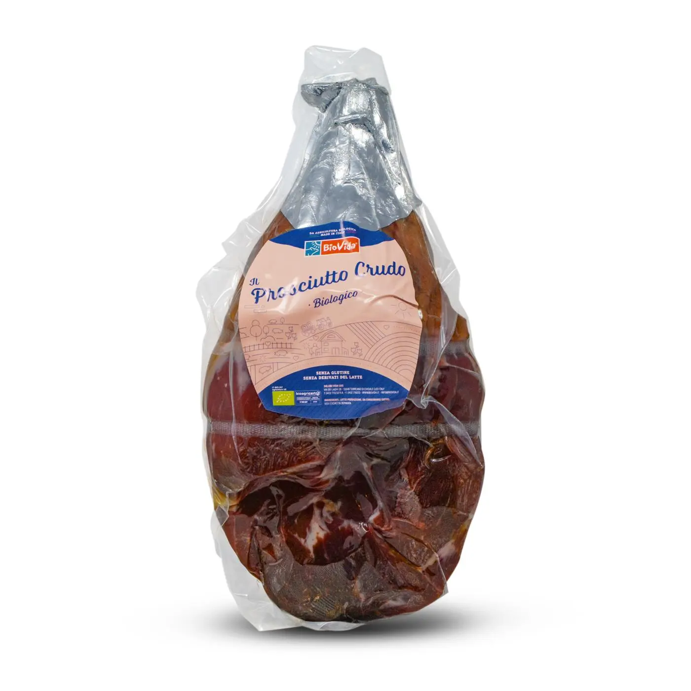 Una coscia di prosciutto crudo confezionata con un'etichetta che indica che è biologica. La carne è avvolta in plastica trasparente, che mostra il suo colore rosso intenso e la consistenza marmorizzata con uno strato superiore argentato per protezione.
