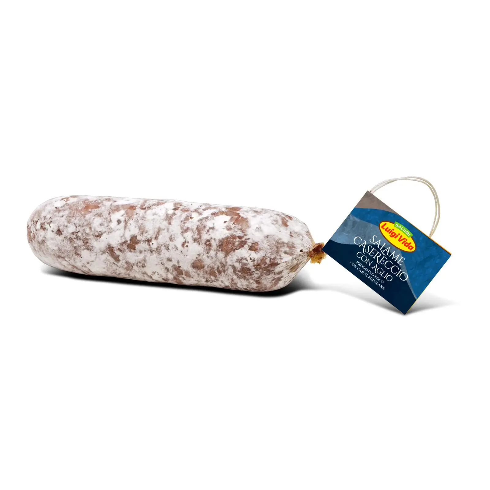 Un salame intero ricoperto di muffa bianca con un'etichetta attaccata, adagiato su uno sfondo bianco.