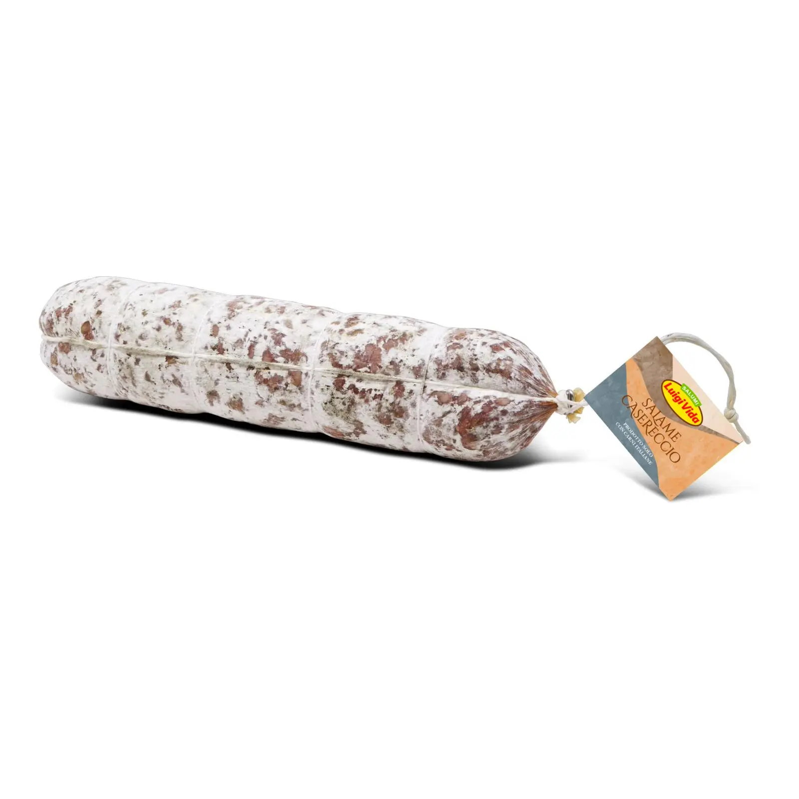 Un salame lungo e cilindrico avvolto in un involucro bianco, legato con spago e accompagnato da un'etichetta blu e arancione con testo. Questo squisito salame taglio poggia elegantemente su uno sfondo bianco semplice.