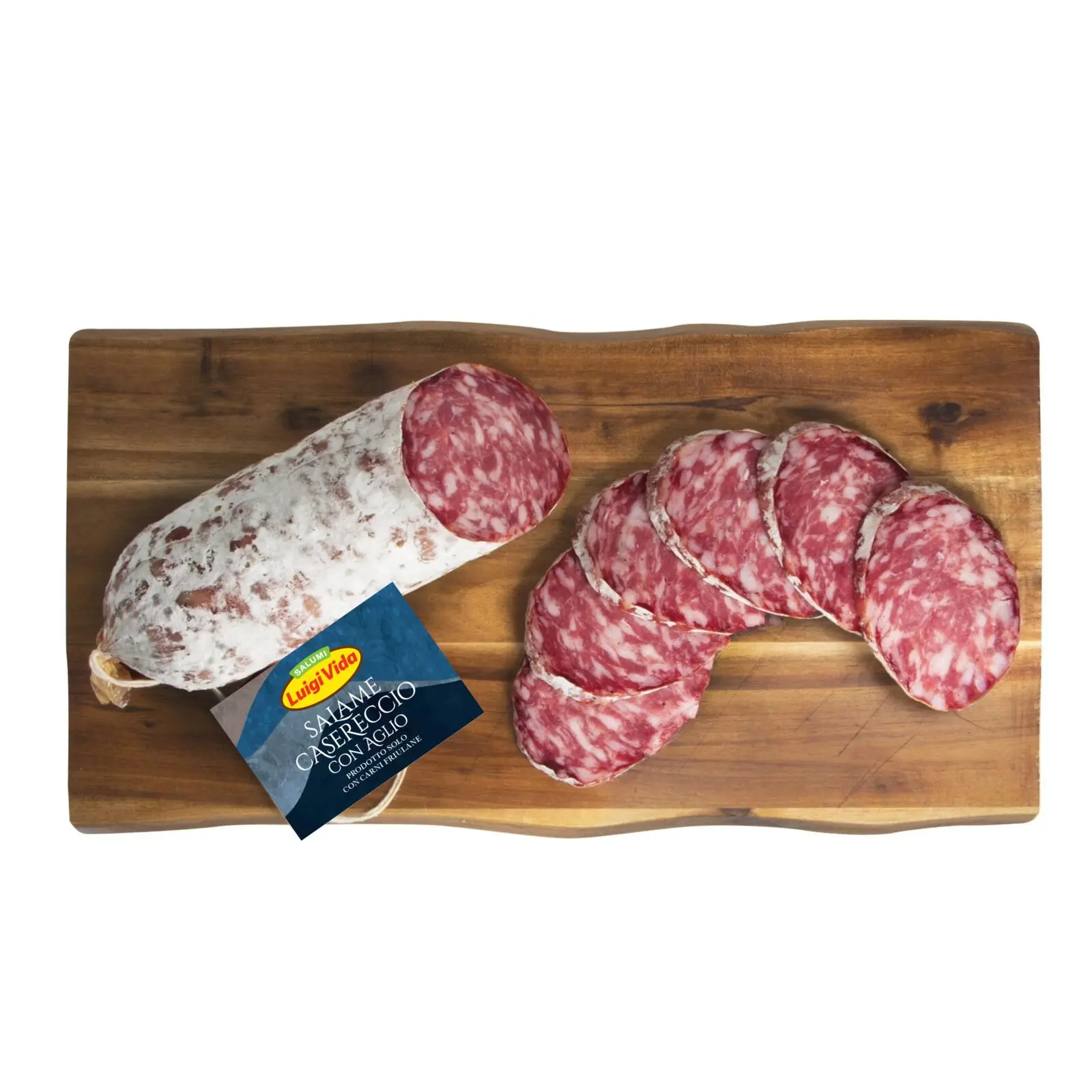 Un tagliere di legno con un salame intero e uno affettato. Il salame ha un involucro bianco e un'etichetta che recita "Salametto Casareccio Confinato". I pezzi affettati rivelano un motivo marmorizzato di carne e grasso.