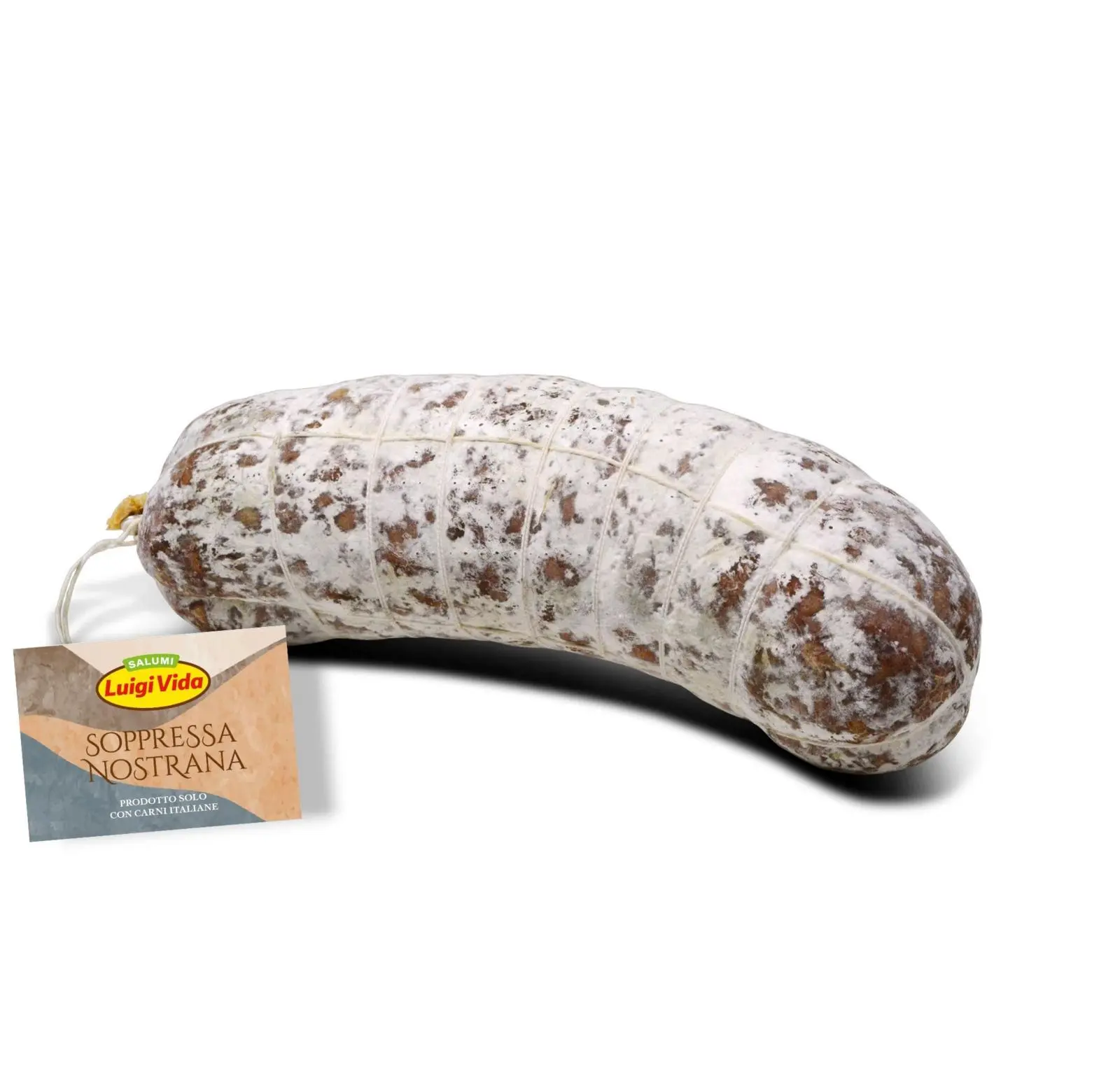 Una grande e rustica salsiccia soppressa nostrana italiana avvolta in un budello bianco è esposta in bella vista. Un'etichetta con il marchio "Luigi Vido" fornisce dettagli sulla soppressa. La salsiccia è elegantemente appoggiata su uno sfondo bianco semplice.