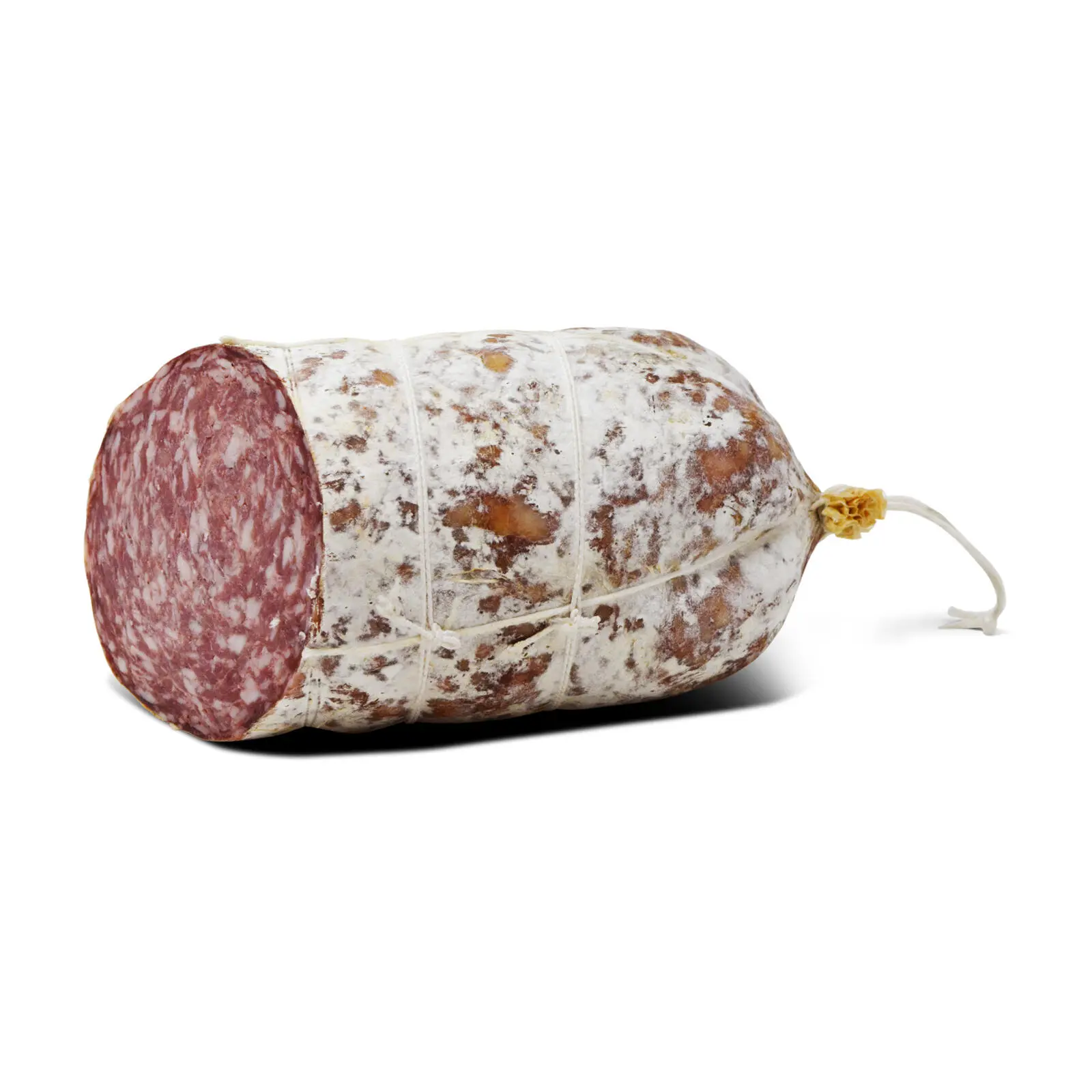 Un grande pezzo di soppressa con un'estremità tagliata aperta rivela un mix marmorizzato di carne rossa e grasso bianco. La prelibatezza è racchiusa in un involucro bianco e strutturato, legato con spaghi, che ne mette in mostra le radici artigianali.