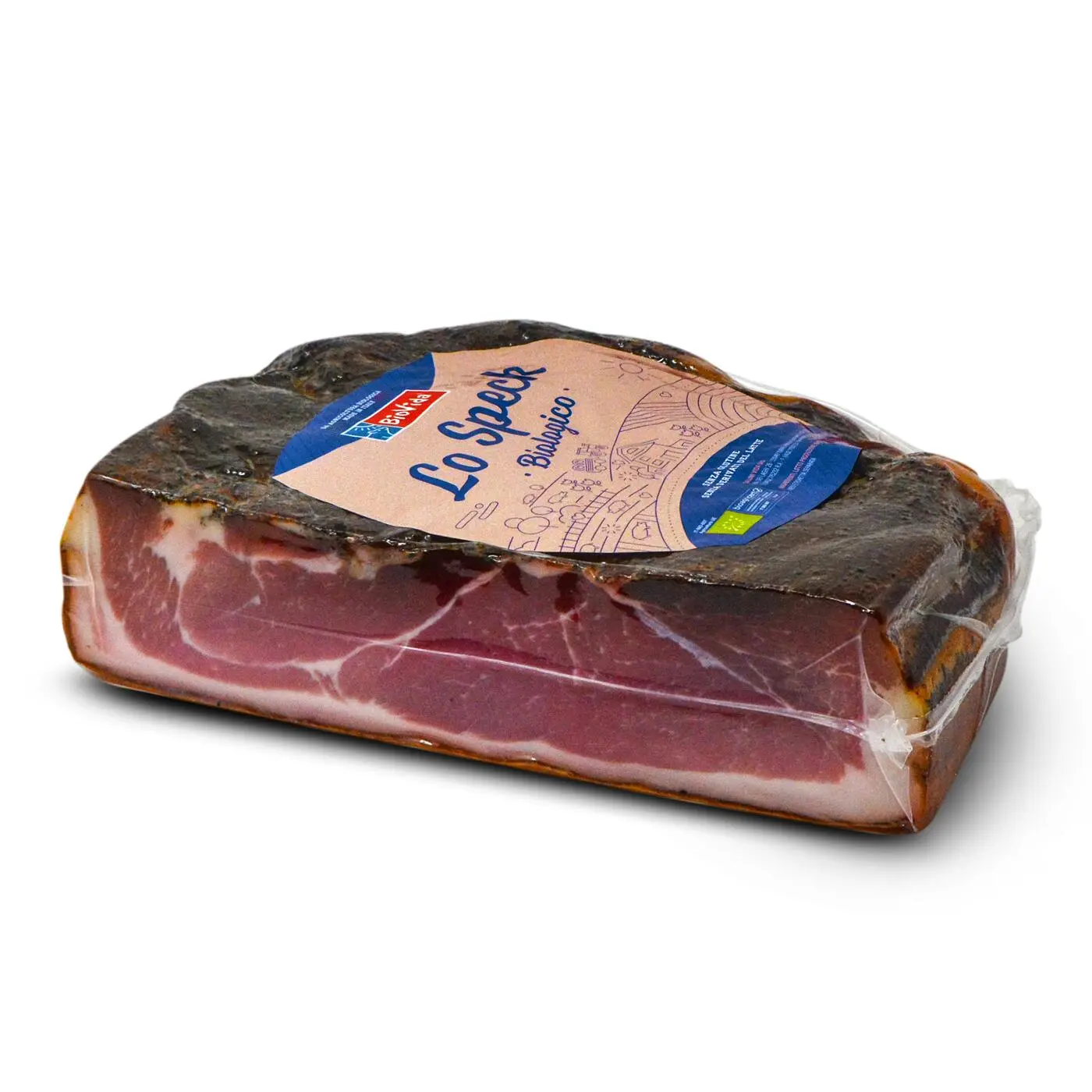 Un pezzo di carne stagionata confezionato con un centro rosa e uno strato esterno scuro, etichettato "Lo Speck". L'etichetta include illustrazioni decorative e testo nei colori blu e crema e la confezione è avvolta in plastica trasparente.