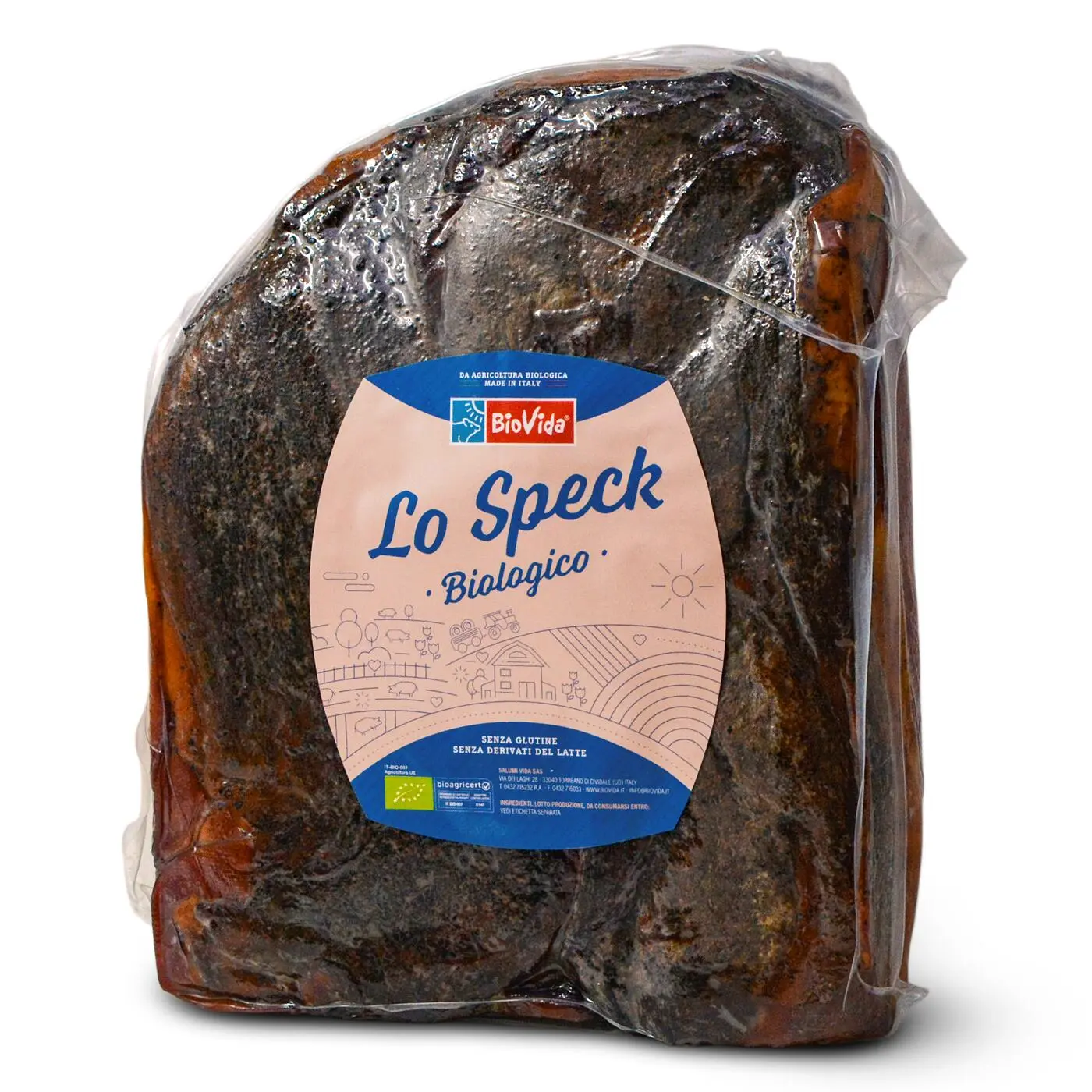 Un grande pezzo di Lo Speck Biologico, un prodotto di carne stagionata, avvolto in una confezione di plastica. L'etichetta riporta il marchio "BioVida" e indica che è biologico. La carne ha uno strato esterno scuro e stagionato.