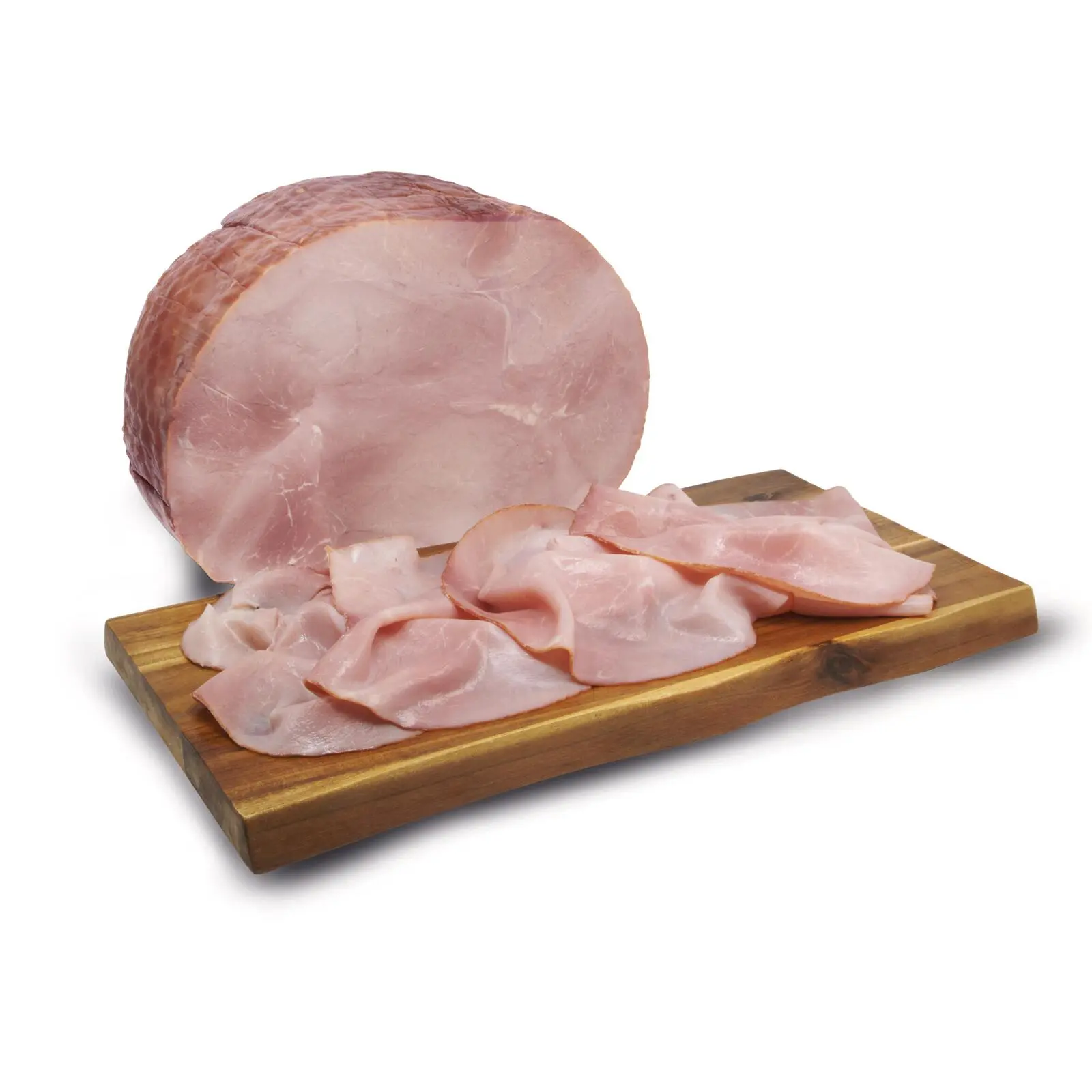 Prosciutto affettato disposto su un tagliere di legno con una porzione di prosciutto non affettata esposta dietro. Il prosciutto è rosa chiaro e ha una consistenza lucida.