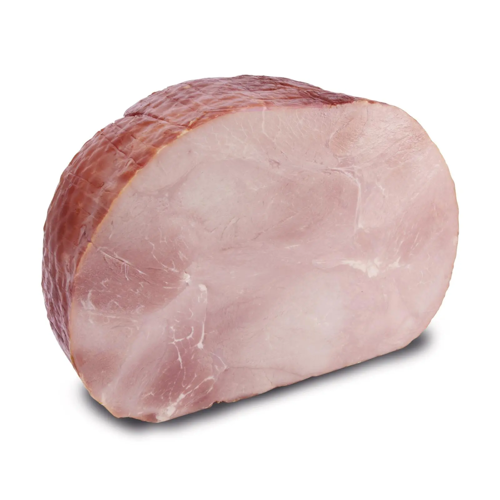 Una fetta di prosciutto rosa con una superficie liscia e lucida e uno strato esterno marrone chiaro, leggermente satinato, appoggiato su uno sfondo bianco.